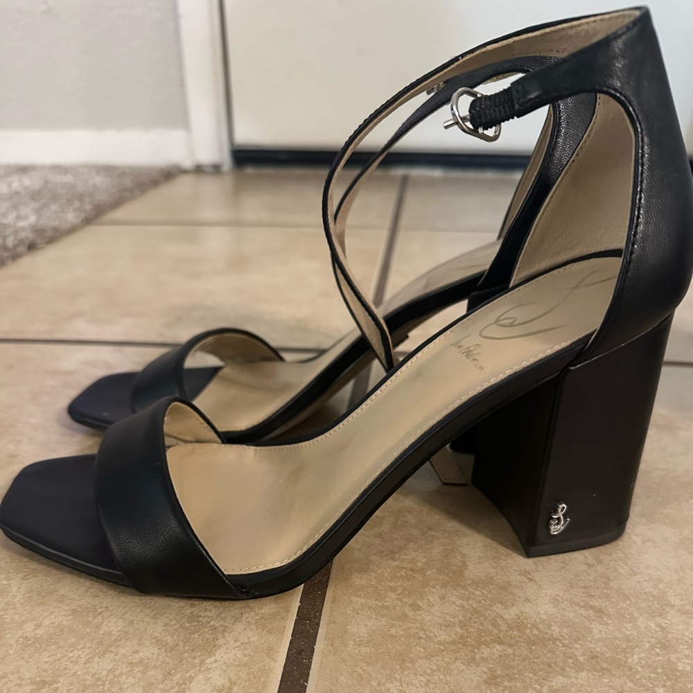 Daniella Sam Edelman heel. Minimal wear, adhesive under toe strap